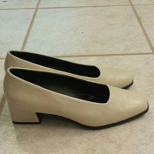 Bone square heel shoe