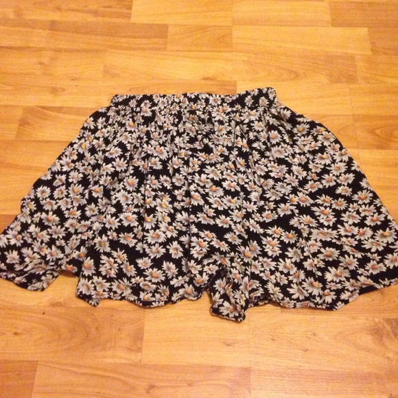 Brandy Melville daisy skirt