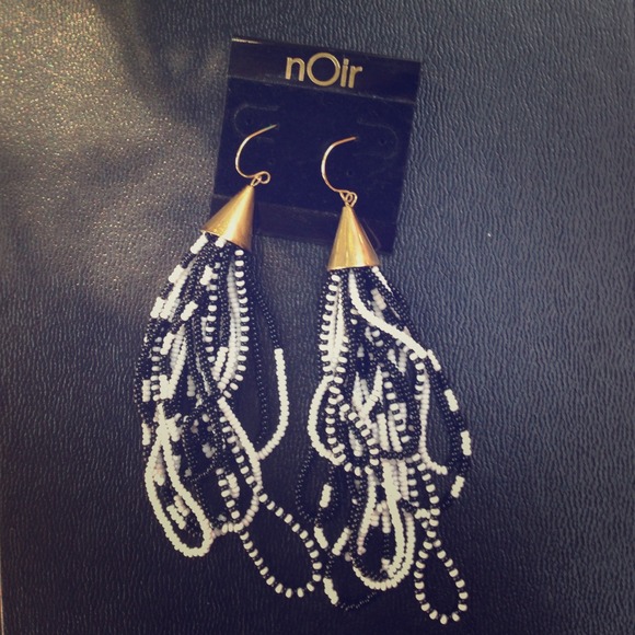 Black & white seed beaded dangle earrings. Noir