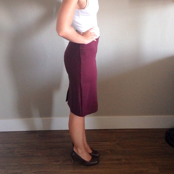 SOLD IN BUNDLE Kenar maroon pencil skirt - Picture 3 of 4
