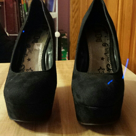 Shoes - Picture 2 of 3