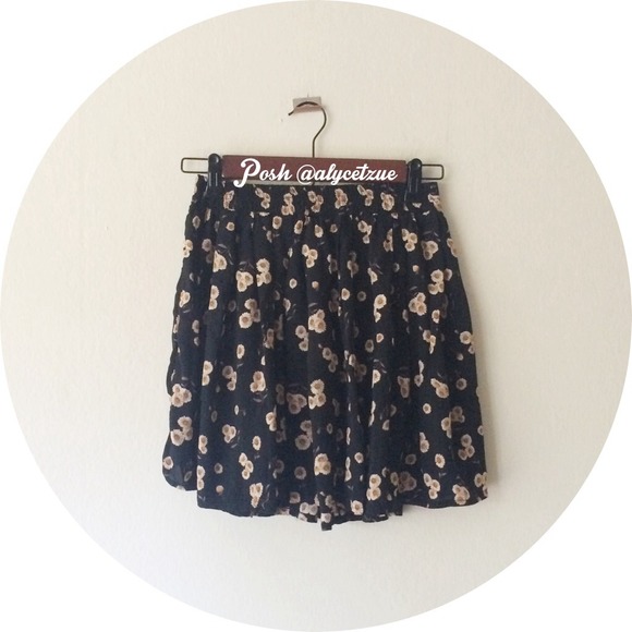 Brandy Melville Dresses & Skirts - Brandy Melville Sunflower Skirt