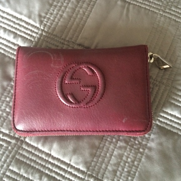 On hold. Beautiful Gucci zip around wallet