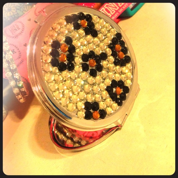 Cheetah compact mirror