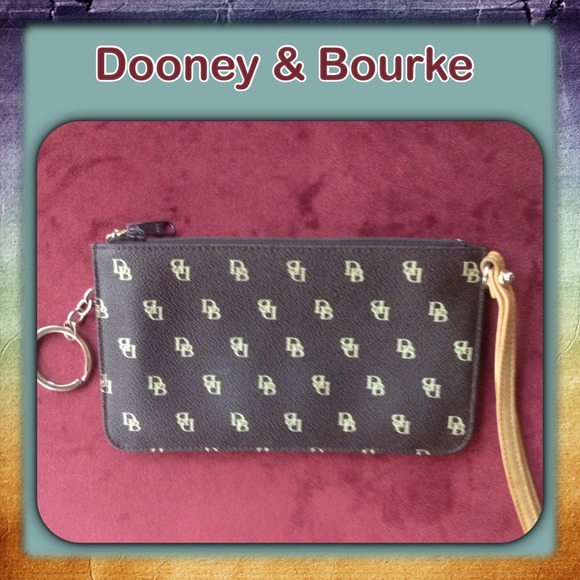 Dooney & Bourke Clutches & Wallets - 💥SALE💥Dooney & Bourke Wristlet