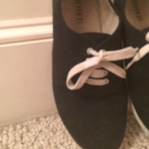 Stylish black sneakers. - Picture 2 of 2