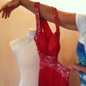 GORGEOUS red and sequin prom dress! 💋