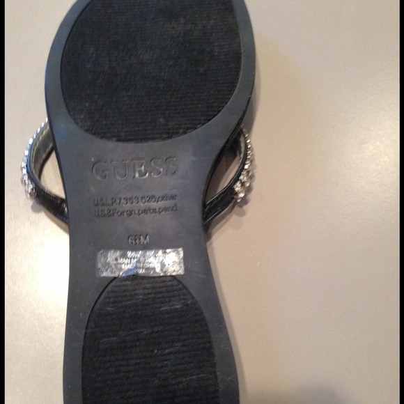 Bundled new Guess thong sandals. - Picture 3 of 4
