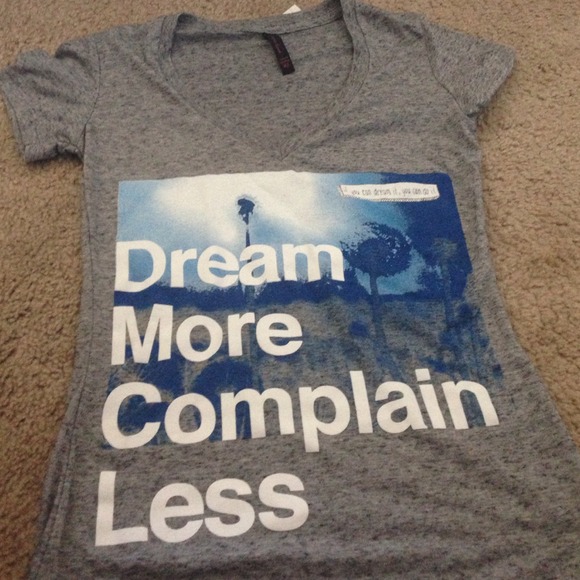 Graphic v-neck Tee "Dream more complain less"