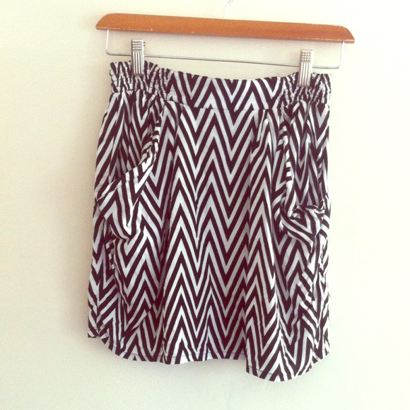 H&M black white chevron mini skirt
