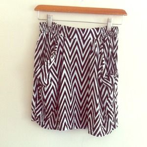 H&M black white chevron mini skirt