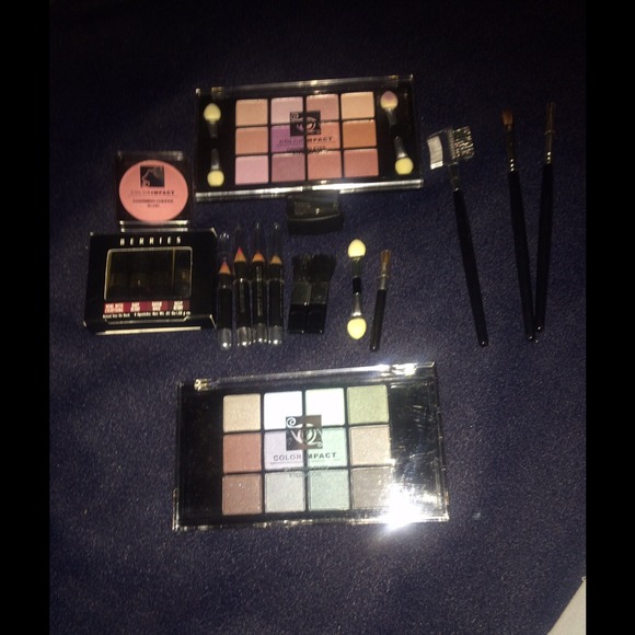 Make-up set.