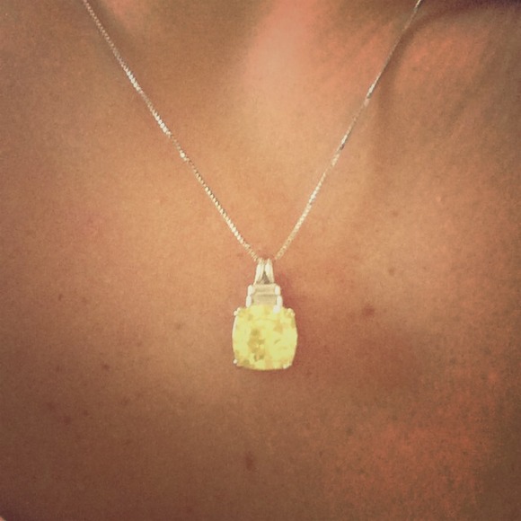 Beautiful yellow/green necklace