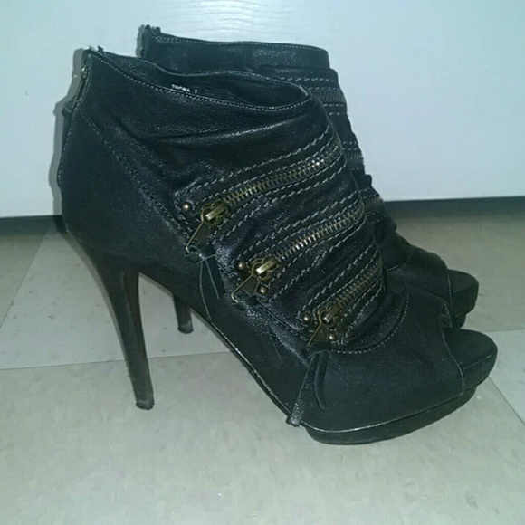 LAST CHANCE Zigi soho zip booties