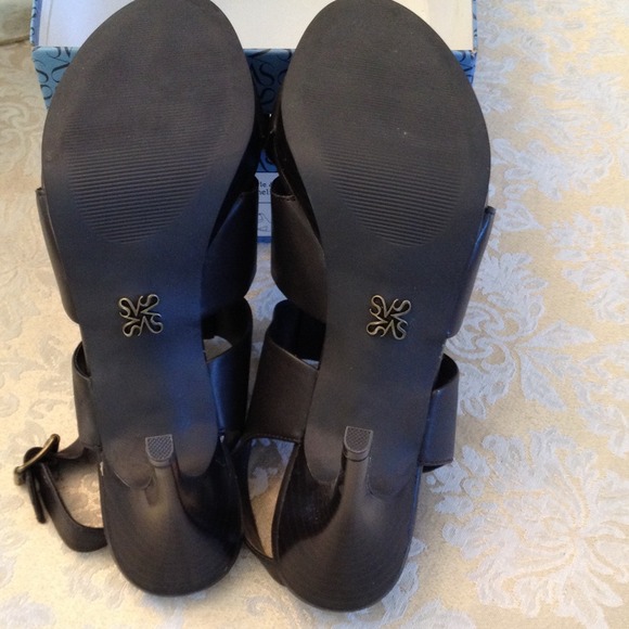 Sold to @tinamac6 ❤️ Vera Wang brown faux leather - Picture 3 of 4