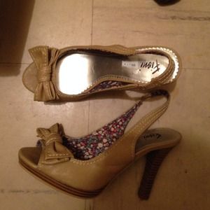 Tan peep toe heels with bow. Size 8 fioni