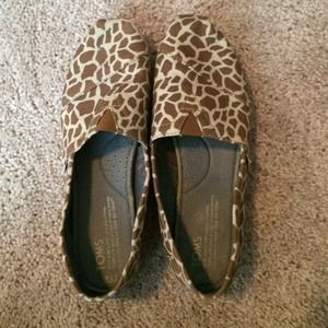Giraffe print TOMS