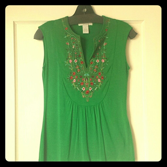 Sleeveless top w/embroidery