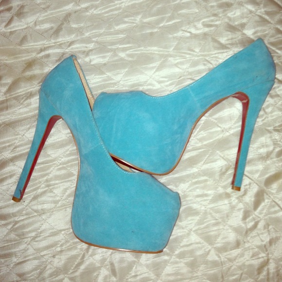 Size  11 powder blue pumps