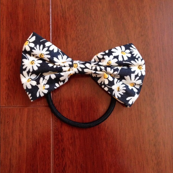 SOLD Brandy Melville sunflower hair tie