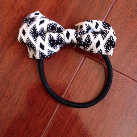 SOLD Brandy Melville tribal hair tie