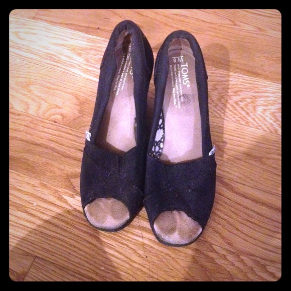 TOMS All black wedges