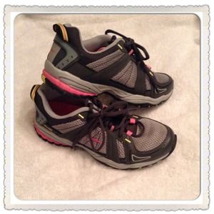 Avia tennis shoes size 7.5