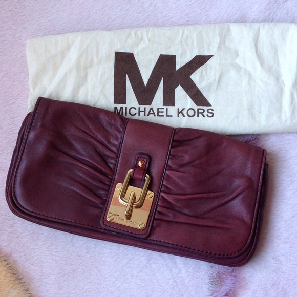 ✨SOLD on THREADFLIP✨ Michael kors purple clutch