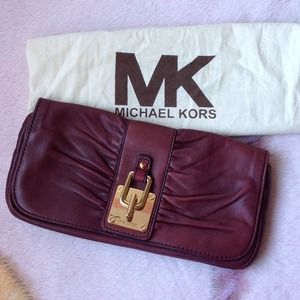 ✨SOLD on THREADFLIP✨ Michael kors purple clutch