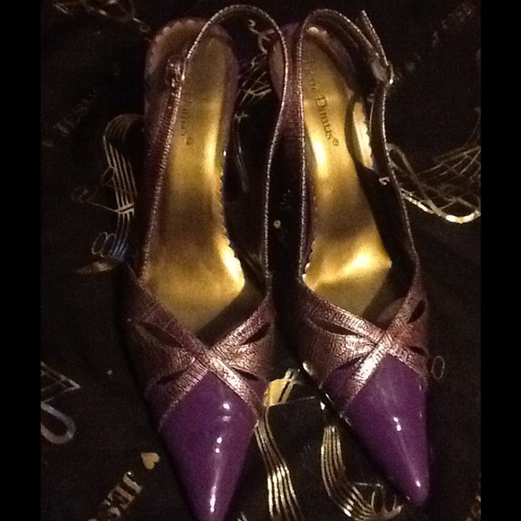 Pretty purple pumps! Heel open, trimmed in gold.