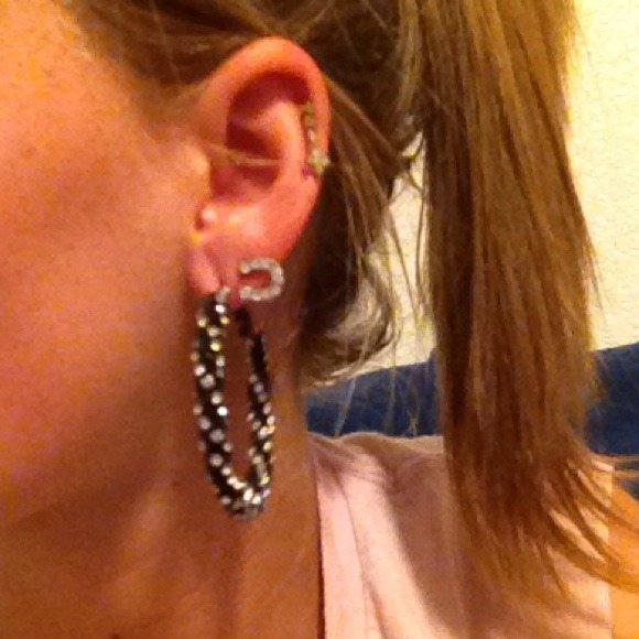 Rhinestone hoop earrings - Picture 3 of 3