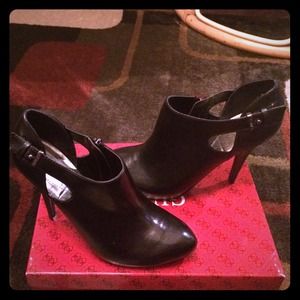 Brand new in box Black Guess "shooties".