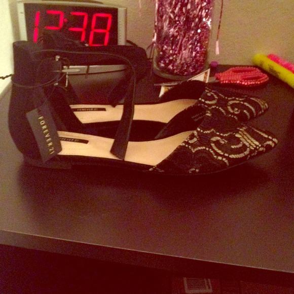 Pointed flats with ankle strap never worn !