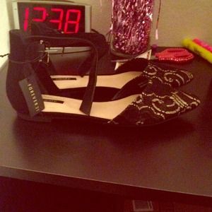 Pointed flats with ankle strap never worn !