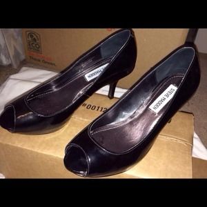Steve Madden "Pyper" Patent Leather peep toe 6.5 M
