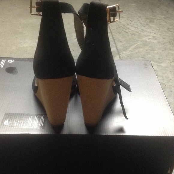 ❌❌SOLD❌❌ Forever 21 wedge shoes - Picture 3 of 3