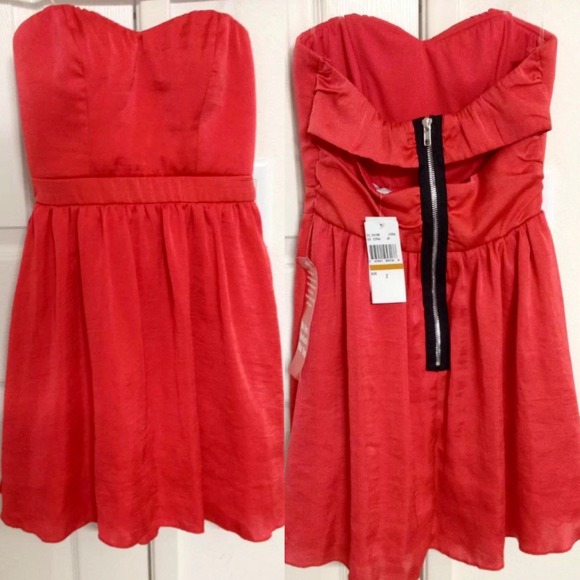Strapless red dress with cut and zip on the back