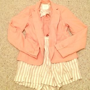 Super cute outfit with blazer and shorts.
