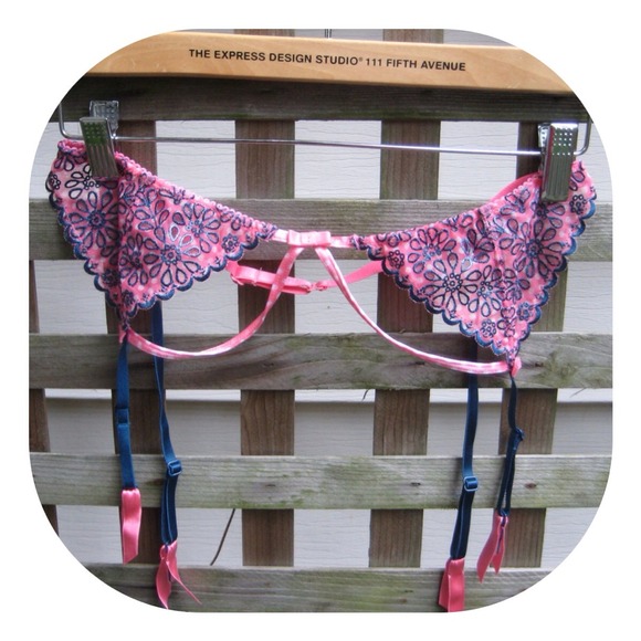 Garter - Picture 2 of 3