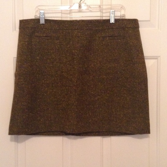 Green tweed skirt from LOFT. NWT in 14.