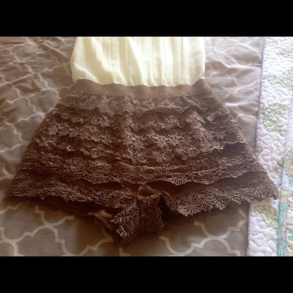 Beautiful Ruffle bottom romper - Picture 6 of 6