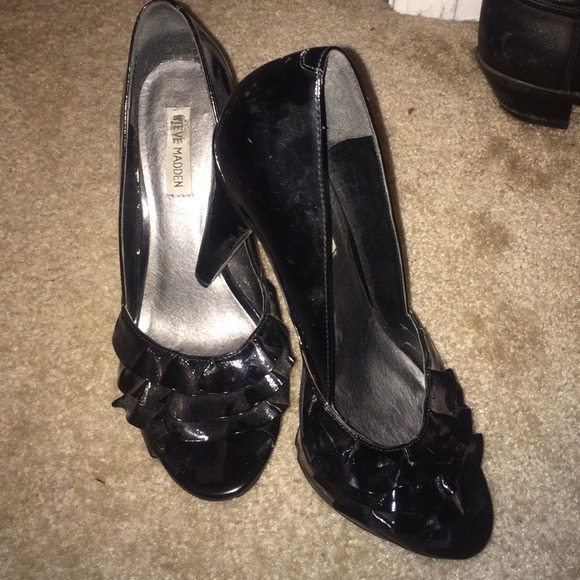 🚫SOLD🚫Black patent leather heel with ruffles! - Picture 2 of 5