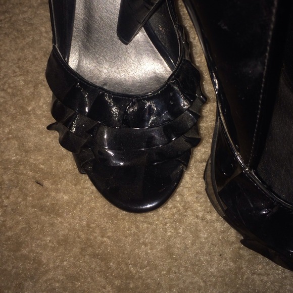 🚫SOLD🚫Black patent leather heel with ruffles! - Picture 4 of 5