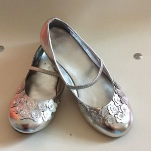 Kenneth Cole Reaction Silver Flat - Size 3 Girls'