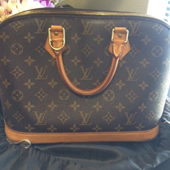 Beautiful lv alma bag in good condition !!!!