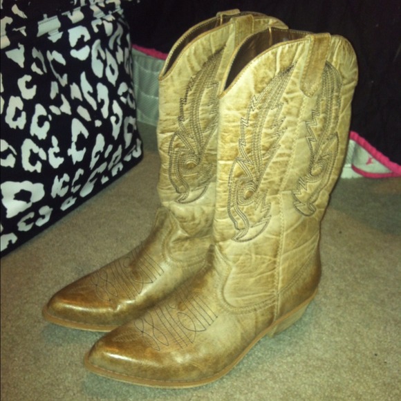 cowgirl boots👢 super cute!