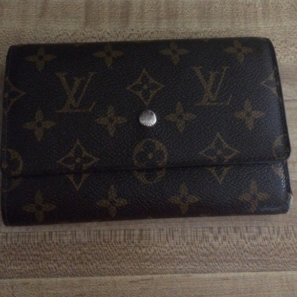 Lv wallet !!!! Beautiful