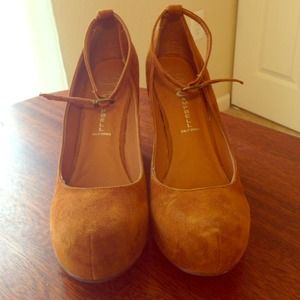 Delicious caramel on my feet 💋