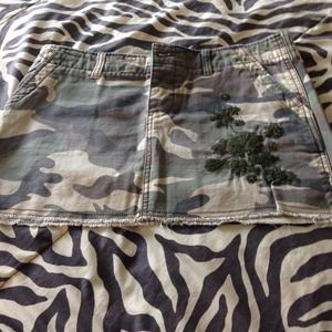 Camo skirt with embroidery