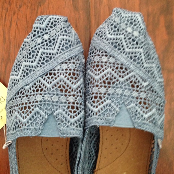 Toms - Picture 2 of 2